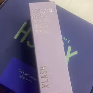 XLASH Cosmetics Caring Eyes Waterproof Makeup Remover är perfekt för känslig hud. Den innehåller aprikosolja, vitamin B5 och centella asiatica för att skonsamt ta bort smink. Förpackningen är stilren och lila, vilket ger en lyxig känsla. Perfekt för att effektivt ta bort vattenfast smink utan att irritera huden.