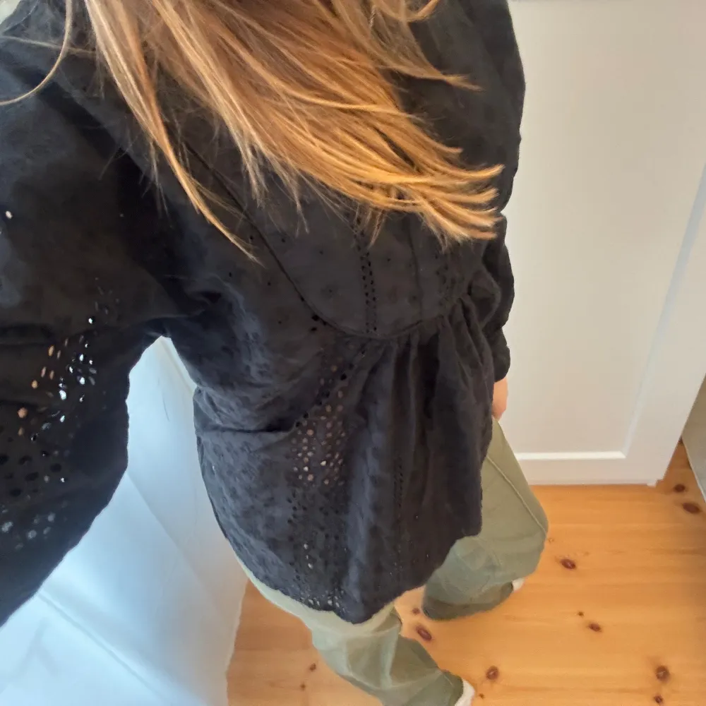 Snygg svart blus med broderier från hm i stl 34/s hör av er för frågor. Puserot.