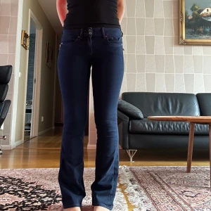Mörkblå bootcut jeans från guess - Strl 27 men sitter som 26. Använd några gånger.
