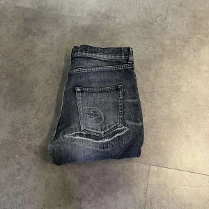 Saint Laurent jeans  - Tjena gör nu en intressekoll på min feta saint Laurent jeans i passform slim. Dom är i storleke 30 men skulle säga att de sitter som 29. Kom med prisförslag. Hör av er angående frågor eller vid funderingar.