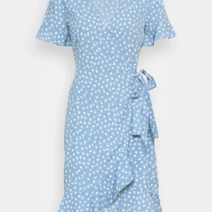 Blommig omlottklänning från ONLY - Säljer en superfin blå omlottklänning från ONLY med sött blommönster. Klänningen har korta ärmar och en knytning i midjan. Perfekt för vår och sommar! 🌸endast använd några gånger. Säljer då den inte kommer till användning. Obs! Inte samma färg som på första bilden men jag tror att det är samma modell!💞