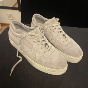 Axel arigato skor - Strl 44. I nyskick som kan ses på bilder. Knappt använda. Väldigt fräscha. Har tyvärr slängt låda och bag. Pris 650 kr