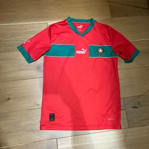 Marocko tröja  - Säljer en Marocko lands lags tröja, den har ett suveränt skick, skick 10/10. Kan användas på träning.