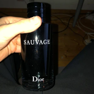 Sauvage parfym från Dior - Säljer en flaska Sauvage parfym från Dior. 85 % kvar. Priset he hugget i sten!
