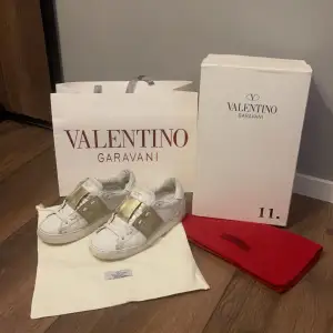 Säljer ett par snygga guldiga Valentino Garavani sneakers i mycket bra skick. De har en stilren design med guldiga detaljer och är perfekta för både vardag och fest. Har även kvar originalförpackning och dustbag. Skriv gärna om ni är intresserade ❤️