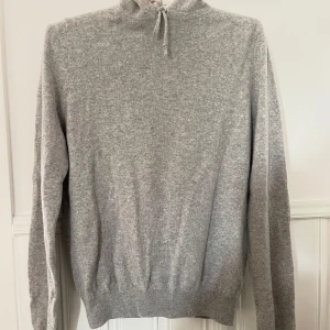 Soft Goat grå hoodie i kashmir - Säljer en gråbhoodie från Soft Goat i mycket bra skick. Den är perfekt för höst och vinter. Storlek M men passar mellan XS-M beroende på vad man vill ha för passform. Tror inte den går att köpa längre och tror nypris låg kring 2500kr