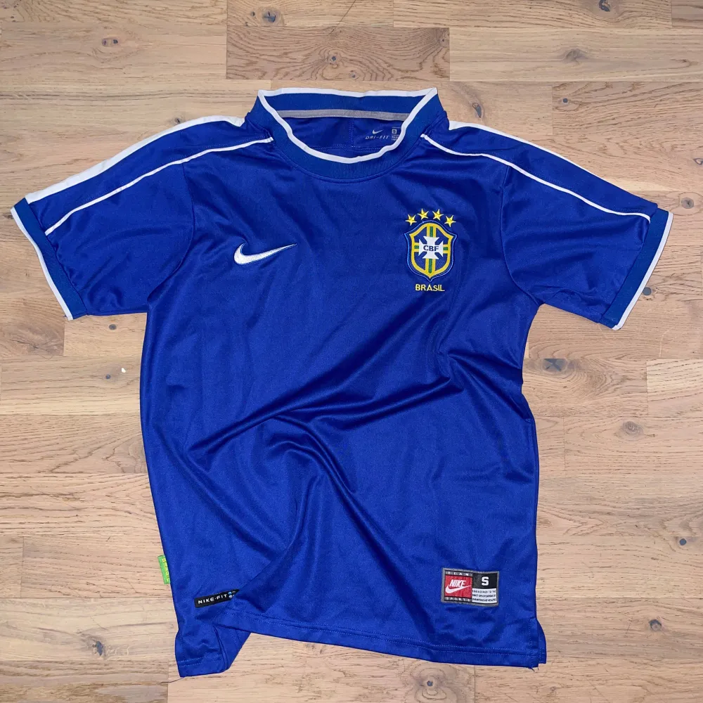 Blå Nike Brasilientröja, passar till allt!. T-shirts.