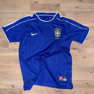 Brasilien Nike Fotbollströja - Blå Nike Brasilientröja, passar till allt!
