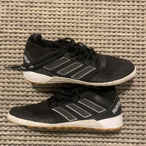 Svarta Adidas inomhusfotbollsskor - Säljer ett par svarta Adidas inomhusfotbollsskor i mycket bra skick. Storlek 39 1/3