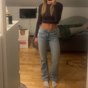 Blåa raka jeans från pull& bear - Säljer ett par raka jeans från Pull&Bear. De är i bra skick och är i storlek 34