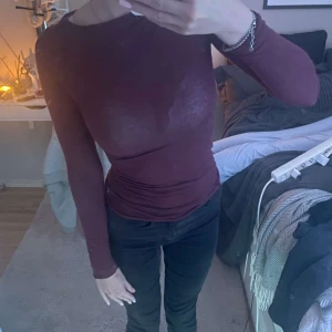 Vinröd intimissimi tröja - Säljer en jättefin vinröd intimissimi tröja. Den har ett väldigt litet hål vid handleden men det märks inte av! Kan skicka bilder vid intresse❣️