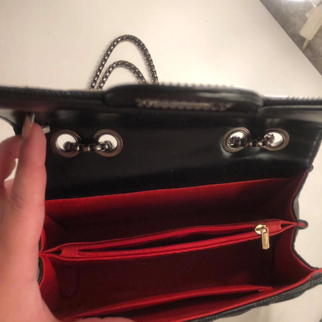 Svart quiltad axelväska med kedja - 1