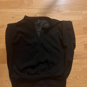 Svart tröja - Säljer en stilren svart tröja i bra skick. Perfekt för både vardag och fest. Tröjan har en enkel design med normal passform och är tillverkad i ett mjukt material. Ett måste i garderoben för alla säsonger!