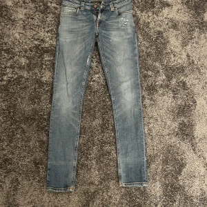 Nudie jeans  - Säljer dessa as feta Nudie jeans. Byxorna är i bra skick med några slitningar och lite färg byxorna är i storlek 29:32