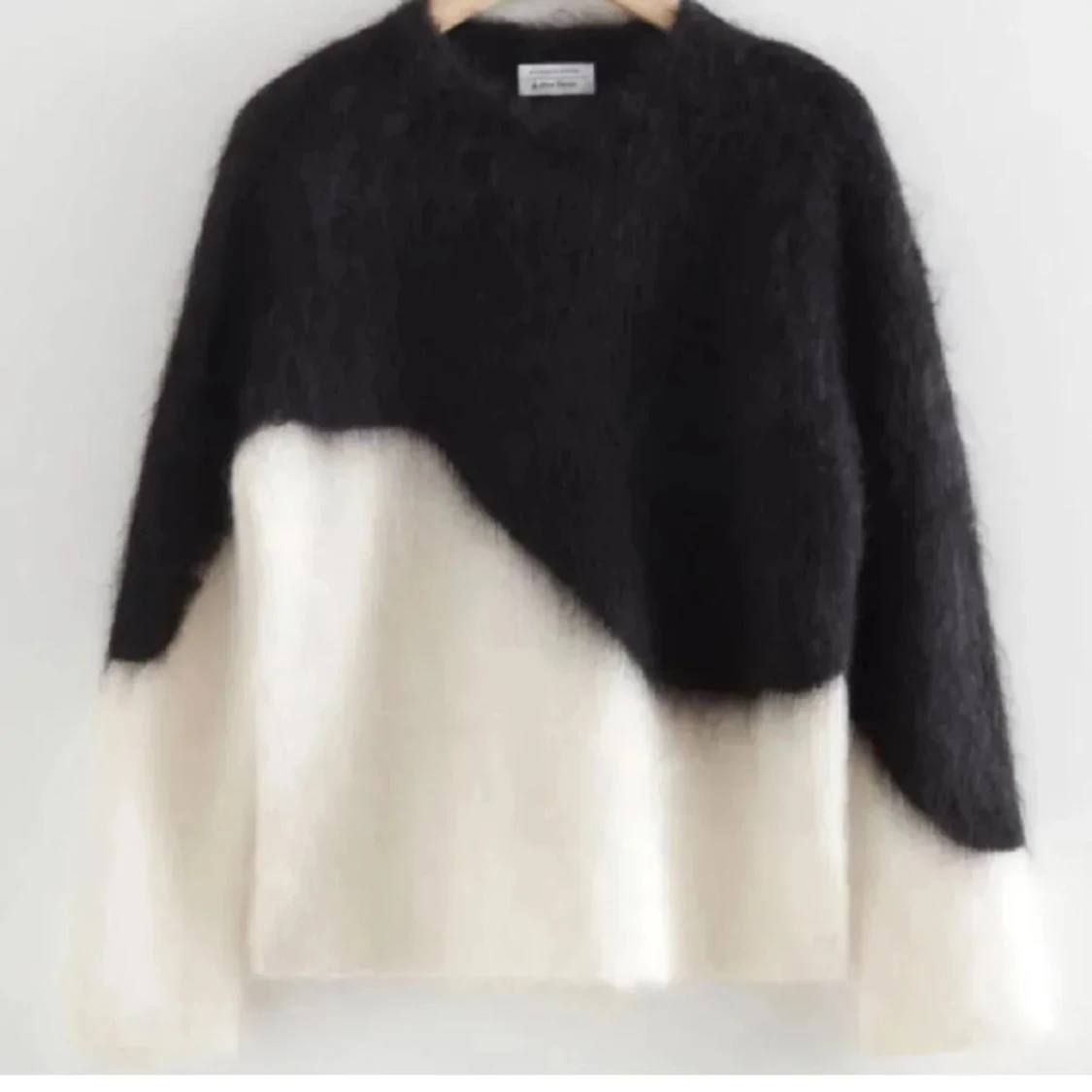 Svart och vit stickad tröja