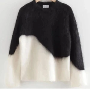 Svart och vit stickad tröja - Intressekoll på min skit snygga stickade tröja från & other strories! Den finns inte längre att köpa i butik därav svår att få tag på. Hör gärna av dig vid frågor💓