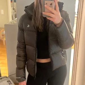 Svart/grå pufferjacka från Calvin Klein - Säljer en snygg svarta/gråa pufferjacka från Calvin Klein i mycket bra skick! Storlek XS😊