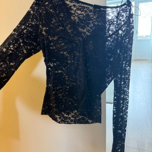 Marinblå spetsblus från Gina Tricot - Säljer en elegant marinblå spetsblus från Gina Tricot i storlek S. Blusen har långa ärmar och ett vackert spetsmönster som ger en sofistikerad look. Perfekt för festliga tillfällen eller en utekväll. Helt ny med prislapp kvar!