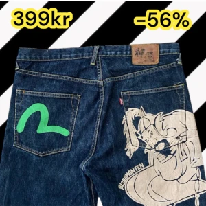 Baggy Evisu Jeans💙 - Vintage baggy evisu jeans💙 • längd: 112 cm • Midja: 46 cm • lår: 31 cm • Benöppning: 24 cm • Innerbenslängd: 85 cm. • OBS! Två små hål på varsitt ben nära benöppningen (varav ett är reparerat) 💙