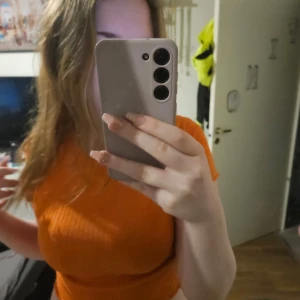 Orange ribbad topp från Shein - Säljer en snygg orange ribbad topp från Shein. Den är croppad och har en tight passform som framhäver figuren. Perfekt för sommardagar eller en utekväll. Toppen är i mycket bra skick och redo för nya äventyr! 🧡