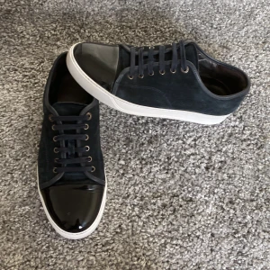 Lanvin skor - Säkjer dessa fräscha marin blå lanvins | skick  8/10 lite defekter bak på sulan och någon rivning på cap toe men annars jättebra skick | nypris 5000kr , mitt pris 2499kr | fraktas inom 24 h 📦