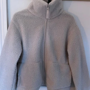 Beige teddyjacka - Säljer denna mysiga, populära och slutsålda beige teddyjacka från hm, i storlek S. Den är i mycket bra skick, endast använd nåra gånger. 