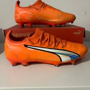 Orange fotbollsskor från Puma - Puma ultra fotbollsskor i storlek 40,5 Högsta modell i 8/10 skick Kontakta om frågor