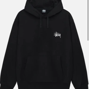 Svart hoodie från Stussy - Jätte fin hoodie, säljer pga fel storlek. ALDRIG använd.  En klassisk svart hoodie från Stussy med deras ikoniska logga tryckt på bröstet. Den har en stor ficka fram och en bekväm huva med dragsko. Perfekt för en avslappnad stil eller streetwear-look. Passar till alla tillfällen!💕