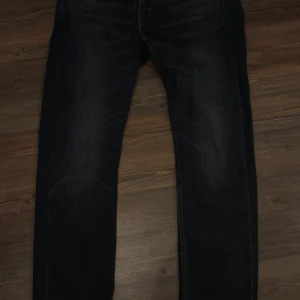 Levis 519 jeans i mörkblå denim - Säljer ett par Levis 519 jeans i mörkblå denim. De har en snygg slim fit och klassisk femficksdesign. Perfekta för både vardag och fest! 🕺
