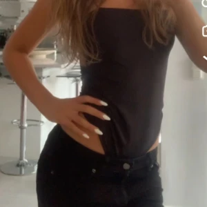 Svart body  - Snygg svart body  i ett stretchigt material som sitter tight och bekvämt. Perfekt för sommarens alla fester eller en utekväll. Enkel att matcha med både jeans och kjol för en stilren look.
