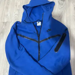 En fet blå Nike tech fleece storlek XS lite stor i storleken den passar perfekt för storlek S. använt den lite ungefär 2 veckor. Fraktar samma dag som kör Berors på tid.