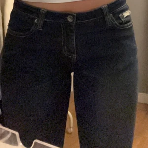 Mörkblå jeans från Chilli Pepper - Säljer ett par snygga mörkblå jeans från Chilli Pepper. Säljer dessa super fina jeans då jag har alldeles för många! Det är ett par mörkblå bootcut jeans som inte har några som helst skavanker. Skriv gärna för mer info eller om du är intresserad💗 Midjemått- 38cm Innerbenslängd-81 cm