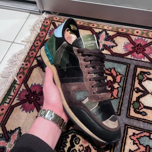 Valentino rockrunners  - Tja säljer dessa unika och tvär snygga valentino rockrunners i storlek 42 . 💯 Det har en elegant och snyggt camo mönster som verkligen får dig att sticka ut med det här skorna , det är i utmärkt skick 9/10 finns små defekter men inget som syns 💯💯💯