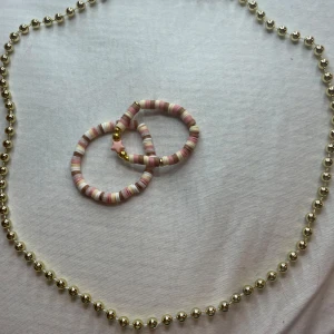  färgglada armband - Säljer  två färgglada armband i rosa och vita toner med en söt stjärndetalj. Perfekt för att liva upp vilken outfit som helst! 🌟