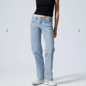 Low waist jeans - Säljer ett par ljusblå lågmidjade jeans från weekday. Strl W27 L34 🥰