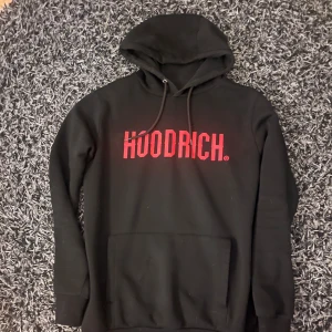 Hoodrich Hoodie - Säljer min gamla Hoodrich hoodie då jag inte använder den längre! Jag köpte denna på JD sport under 2022. Den har ett bra skick med inga alls skador. 