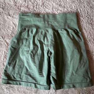 Säljer ett par gröna shorts från NVGTN ( sage green) Super snygga och sitter väldigt bra, mjuka och stretchiga🫶🏻 I fint skick, storlek M