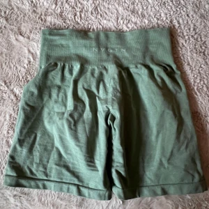 Shorts från NVGTN - Säljer ett par gröna shorts från NVGTN ( sage green) Super snygga och sitter väldigt bra, mjuka och stretchiga🫶🏻 I fint skick, storlek M