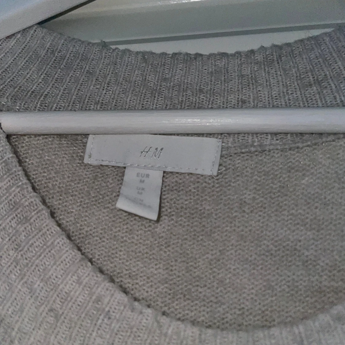 Grå tröja med pärlor från H&M - 91