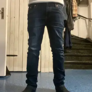 Säljer ett par snygga Levi's 512 Slim Taper jeans i mörkblå denim. De har en slim fit passform med avsmalnande ben och klassiska femficksdetaljer. Storlek 12A, skulle säga att det är W28 L28-30 i vuxen storlek. Modellen på bilden är 160cm väger 45kg. Endast testade då jag tyckte de var för långa, skick 10/10.