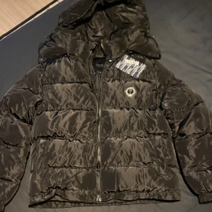 Svart pufferjacka från Trapstar - Säljer en snygg svart pufferjacka från Trapstar i storlek L. Jackan är helt ny. Pris kan diskuteras