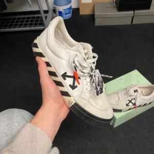 Off white skor - Storlek 42 - Skick 7/10 - Og: Box, dustbag och kvitto medkommer - Hör av dig vid fler frågor!🙌