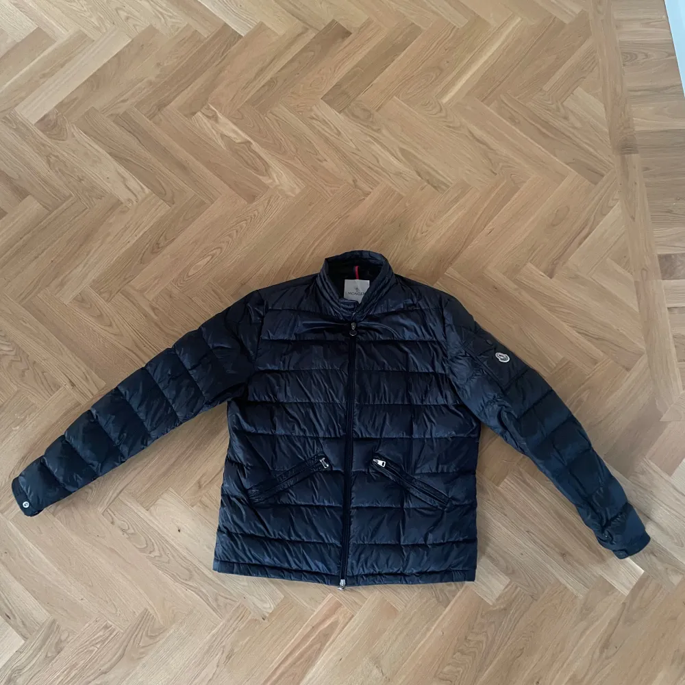 Svart moncler jacka i storlek 6. Fint skick. Finns en liten slitning på vänster arm, utöver det grymt skick! Därav det mycket förmånliga priset. Modell: Agay Giubbotto. Skriv vid frågor/funderingar!⭐️Skickar gärna fler bilder vid intresse. . Takit.
