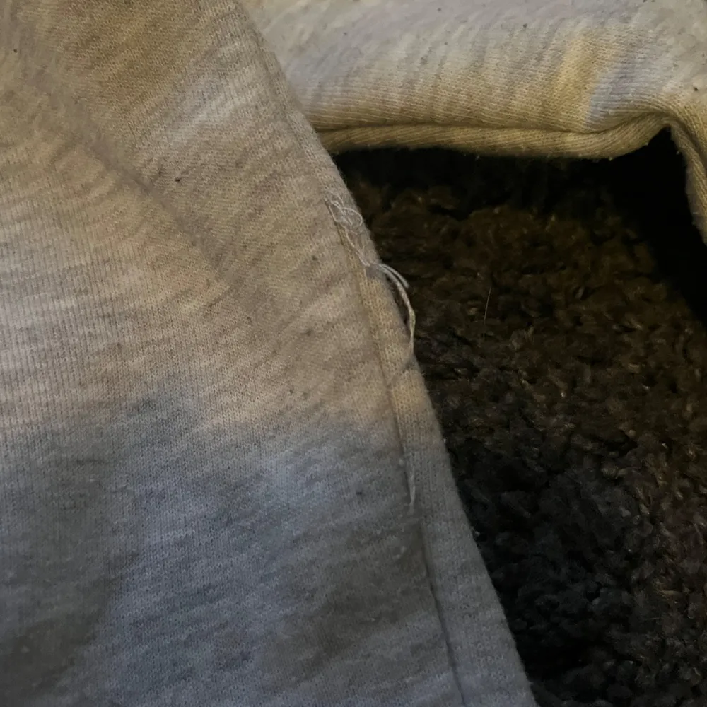 Säljer en enkel och bekväm grå sweatshirt i hyfsat bra skick. Perfekt för vardagsbruk. Den är ifrån Gina Tricot i storlek S. Den är lite nopprig och har nån tråd som låsnat lite men inget som märkts av när man har på den. Annars super fint skick. . Tröjor & Koftor.