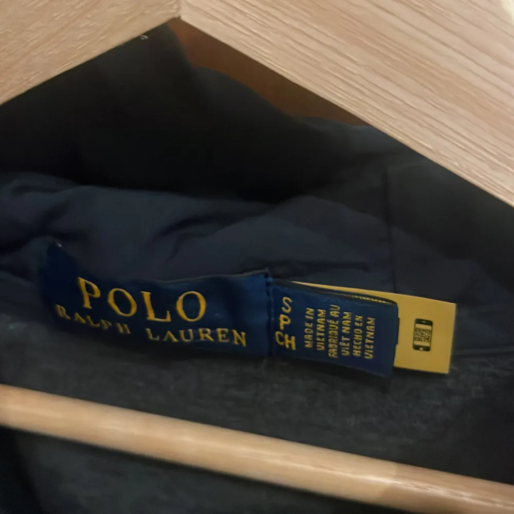 Säljer en snygg svart jacka från Polo Ralph Lauren. Den har en dragkedja framtill och är långärmad. Jackan är i bra skick  och har en broderad logga på bröstet. Perfekt för höst och vår! Ny pris 3900 köpte i London mitt pris 1500 . Jackor.