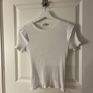 En vit topp - En vit topp från zara med volang💞