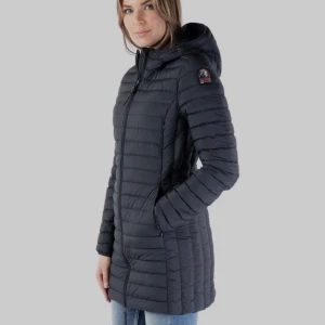 Para jumper Irene  - Säljer en snygg och varm svart dunjacka från Parajumpers. Jackan har en figurnära passform och är perfekt för kyliga dagar. Den har en praktisk huva och stängs med dragkedja. Perfekt för både vardag och utflykter! Storlek S