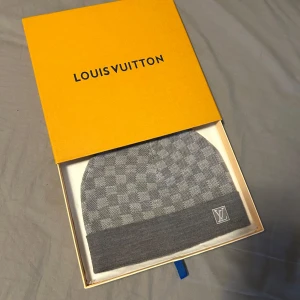 Lv mössa - Louis Vuitton Mössa, Grå. Använt ett par gånger men använder den inte längre. Skriv för frågor eller fler bilder osv…