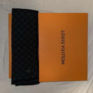 Louis Vuitton - svart - Säljer min super snygga Louis Vuitton halsduk. Den är i mycket bra skick och kommer i sin originalförpackning. Perfekt nu till kyliga dagar. Passar både höst och vinter. Original pris 5.000kr. Tveka inte på att hör av dig vid minsta lilla fundering🙌.