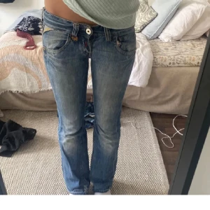 Blå bootcut jeans - Super snygga blå jeans från replay. Första bilden är lånad 